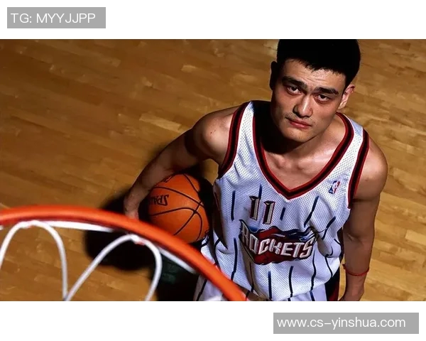 姚明街边行走的日常生活与篮球传奇交织的瞬间